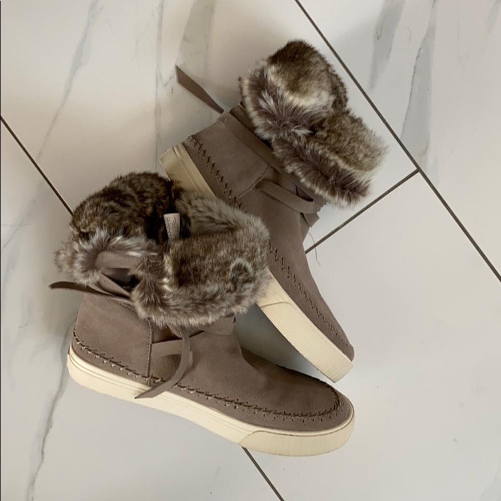 NWOT SALE‼️Toms fur boots - Picture 3 of 10